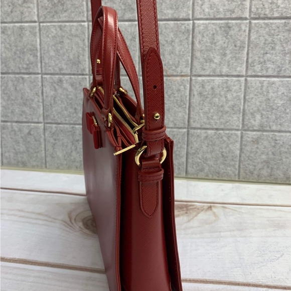 Salvatore Ferragamo Vara Bow Saffiano Leather 2 way bag with Gold tone hardware. - Picture 3 of 16